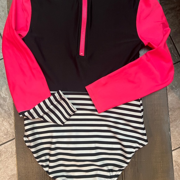 GUC GIRLS ADORABLE LONG SLEEVE BATHING SUIT. SZ L (10/12) - Picture 2 of 3